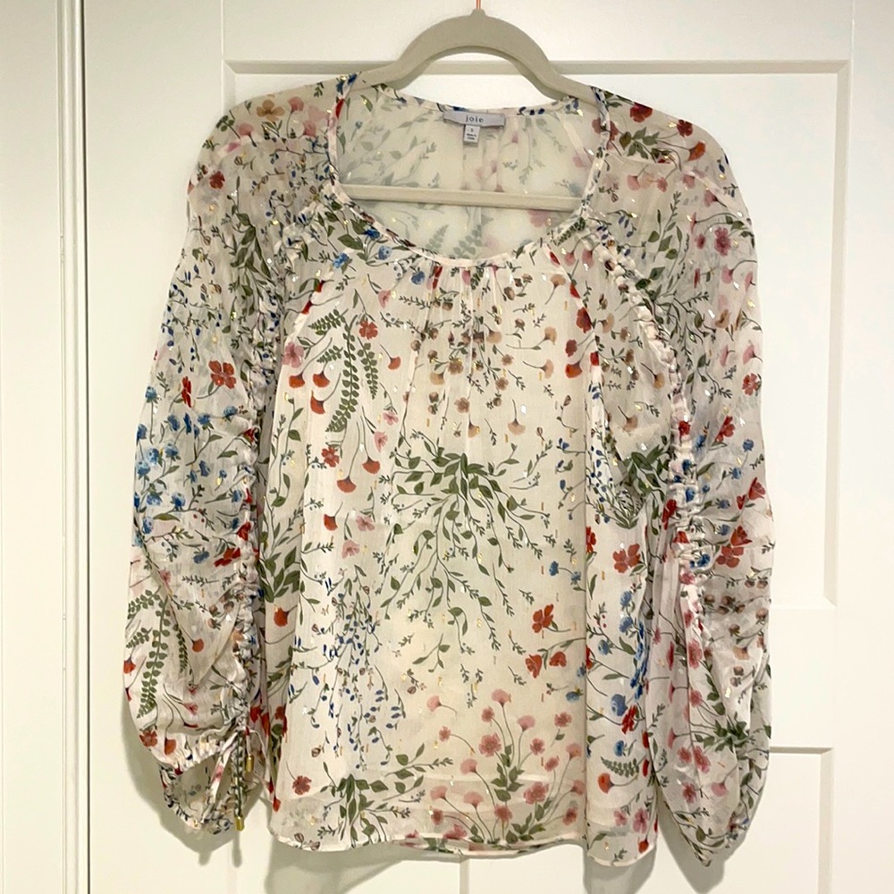 Beautiful Joie floral with gold and silver detail